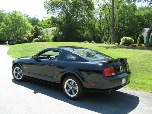 Mustang gt premium : impeccable - only 3,600 miles ! black over black &amp; 5 speed