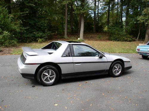 1986 pontiac fiero se coupe 2-door 2.8l