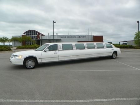 2002.lincoln town car executive limousine 4-door 4.6l