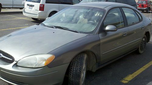2002 ford taurus 195,103 miles no key no clue if it runs  4th wheel in back seat