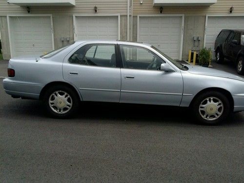 Nice starter car!! 1995 toyota camry xle with sunroof &amp; leather interior!