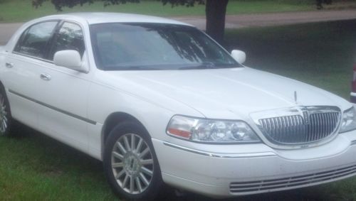 White, 2004 4 door lincoln town car for sale.