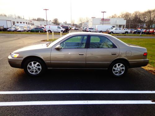 Toyota camry 1999 le,  low miles, v6, stick